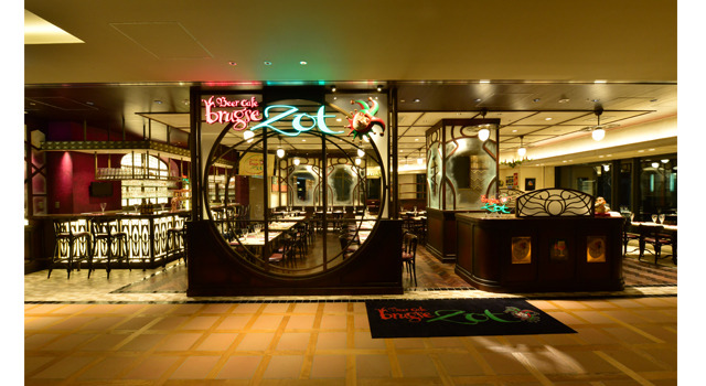 ベルギーアールヌーボー様式を再現したインテリアで本場ベルギーのムードを演出した店内。カウンター席、テーブル席、ソファ席を用意し、店舗奥には個室も完備。アイコニックなピエロのオブジェがエントランスでお出迎え。