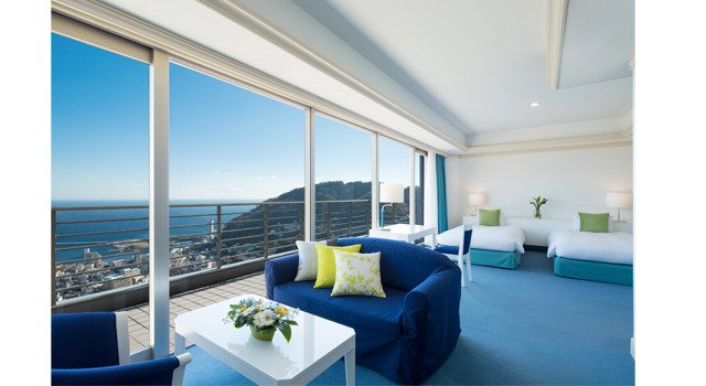 熱海の海を象徴するブルーを基調としたゲストルームは、広々としていて開放的なムードの全室オーシャンビュー。