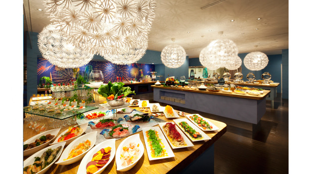 朝食は、「海」をモチーフにしたビュッフェレストラン「もぐもぐ」で、和洋取り揃えた豪華な内容。好きなものを好きな分だけいただける。