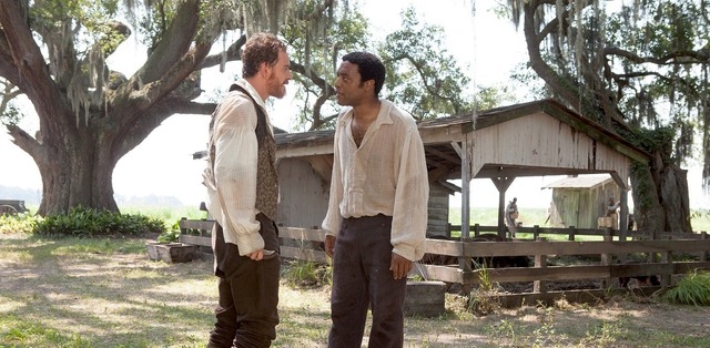 マイケル・ファスベンダー＆キウェテル・イジョフォー／『それでも夜は明ける』-(C) 2013 Bass Films, LLC and Monarchy Enterprises S.a.r.l. in the rest of the World.　All Rights Reserved.