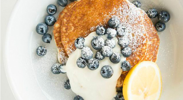 食事としてもデザートとしても楽しめる「バターミルクパンケーキ w/フレッシュフルーツ、ヨーグルト」（1,200円）ブルーベリーをトッピング。（※表示金額は、税抜き価格。4月1日より新税率が適用される）