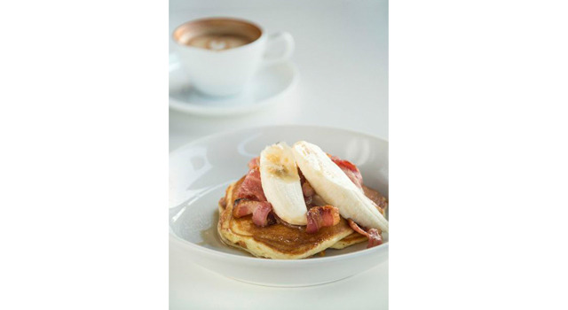 「バターミルクパンケーキw/スモークベーコン、バナナ、メープルシロップ」（1,200円）（※表示金額は、税抜き価格。4月1日より新税率が適用される）