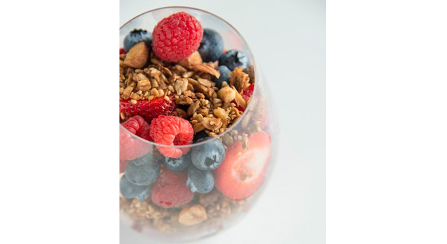 朝食にもデザートにもピッタリなハワイが育んだ朝食メニューの定番「アサイーボール w/バナナ、ベリー、自家製グラノーラ」（700円）（※表示金額は、税抜き価格。4月1日より新税率が適用される）