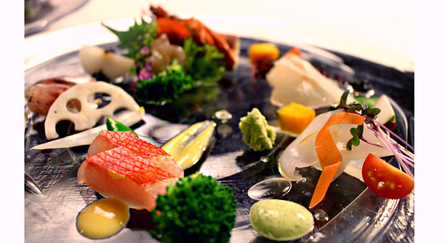 ダイニング「花火」での心を満たす和会席料理。熱海ならではの新鮮な魚介を盛り付けた、花火流のお造り。華やかなお料理を前に、食事中の会話も弾む。＊季節や食材の仕入状況により、メニュー・食材・産地など一部変更になる場合あり