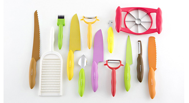 貝印の空豆の房をイメージしたハンドルのカラフルなキッチングッズシリーズ「BroadBeans（ブロードビーンズ）」第2弾。ベーシックな三徳包丁3種、パンやサンドイッチ専用のブレッドナイフ、りんごもネギも簡単にカットにできる専用グッズ、アップルカッターとネギカッター、さまざまな素材の皮むきを便利にサポートする専用ピーラー。価格帯は、577円～1,575円とリーズナブル。