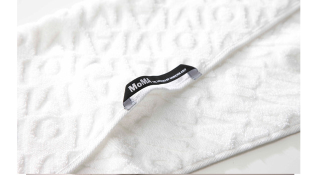 すべてのタオルには、ニューヨーク近代美術館MoMAがクオリティを認めた証としての「MoMAオリジナル織ネーム」が付けられている。