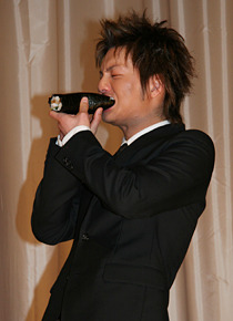 『リアル鬼ごっこ』初日舞台挨拶にて、恵方巻を頬ばる石田卓也