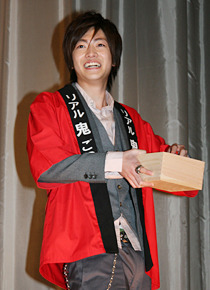 『リアル鬼ごっこ』初日舞台挨拶にて、豆まきをする大東俊介