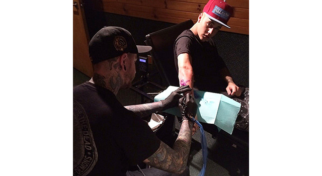 タトゥーを入れるジャスティン・ビーバー