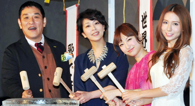 左から、“持ってる男”ピエール瀧（オラフ役）＆松たか子（エルサ役）＆神田沙也加（アナ役）＆May J.（エンドソング）／『アナと雪の女王』舞台挨拶＠TOHOシネマズ日本橋