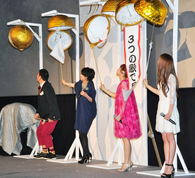 左から、“持ってる男”ピエール瀧（オラフ役）＆松たか子（エルサ役）＆神田沙也加（アナ役）＆May J.（エンドソング）／『アナと雪の女王』舞台挨拶＠TOHOシネマズ日本橋