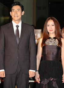 NPO団体「ブルーシップ」のメンバーである久條希実子、的場大介を演じた工藤夕貴と高嶋政伸。