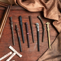 先端に内蔵したマグネットに反応して金具がくっつく不思議なアイテム「ハリー・ポッター ワンドマグネットコレクション」に新デザインが登場！2026年5月1日(金)よりハリー・ポッター　マホウドコロにて販売