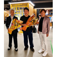 国際派アクション俳優・倉田保昭 主演映画『夢物語』で反響 パワー系アクション俳優・大東賢、おもちゃ鑑定士・小材直由氏より花束