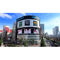 西武新宿駅前の大型ビジョン「ユニカビジョン」で「TWICE」のLIVE映像を3曲フル尺で放映