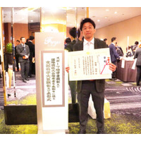 レスリング部の前田監督、青柳選手、石井選手が、 文部科学大臣表彰を受けました