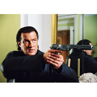 【本編無料公開】スティーヴン・セガール主演のサスペンス・アクション『撃鉄 -ワルシャワの標的-』を、大塚明夫による吹替版で10/9（金）20:00～2週間限定無料公開！